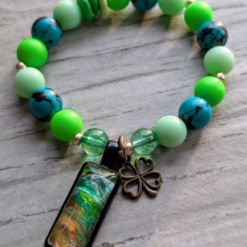 St. Patrick's Day beaded stretch bracelet with pendant - Picture 4 of 6